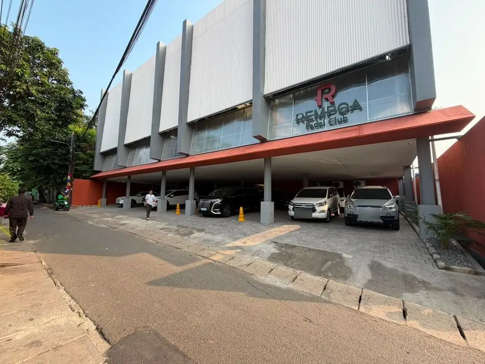 The Rempoa Padel Club building with its sign and parking underneath